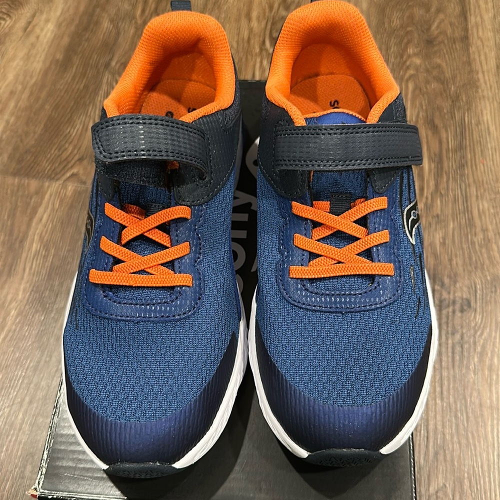 Saucony boys s-wind sneakers, never worn, 4.5W, original box, no tags
